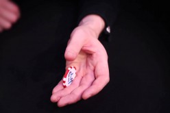 Видео: Трюки с покерными фишками 6 – The Knuckle Roll